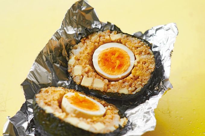 ゆで卵がドーン！ たんぱく質がしっかり摂れる「爆弾おにぎり」のレシピの画像2