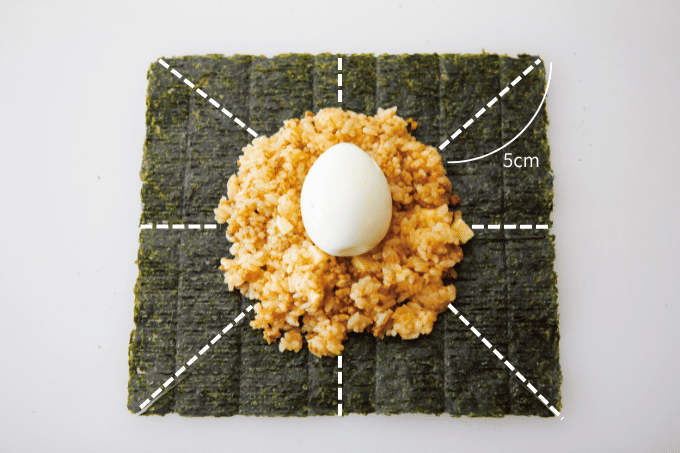 ゆで卵がドーン！ たんぱく質がしっかり摂れる「爆弾おにぎり」のレシピの画像3