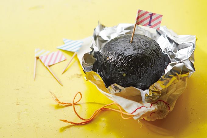 ゆで卵がドーン！ たんぱく質がしっかり摂れる「爆弾おにぎり」のレシピの画像1