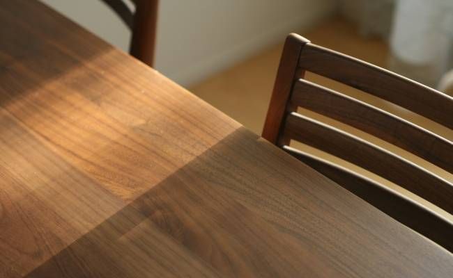 椅子と机のイメージ