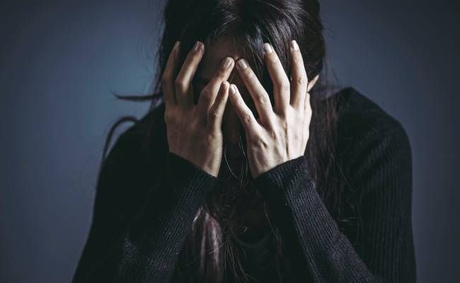 頭を抱える女性のイメージ