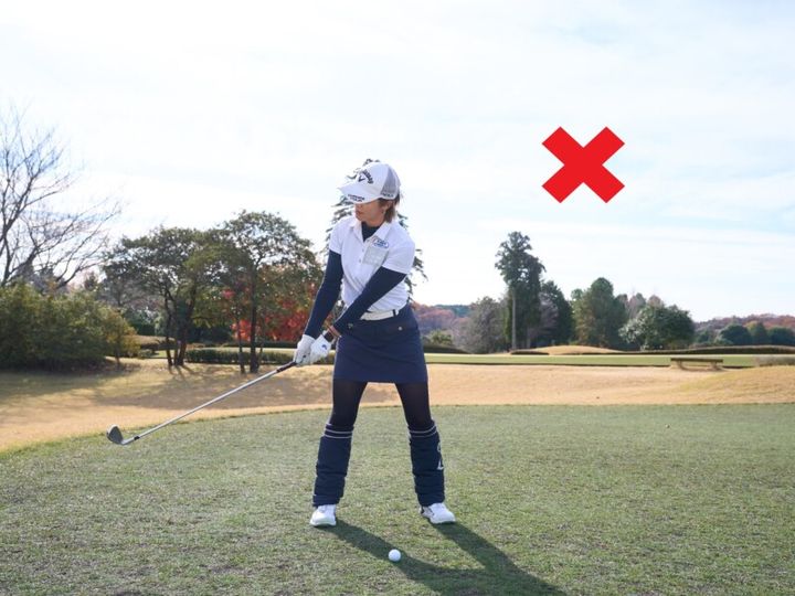 超コンパクトなバックスイングが正解！トンカチで釘を叩くイメージでヒット