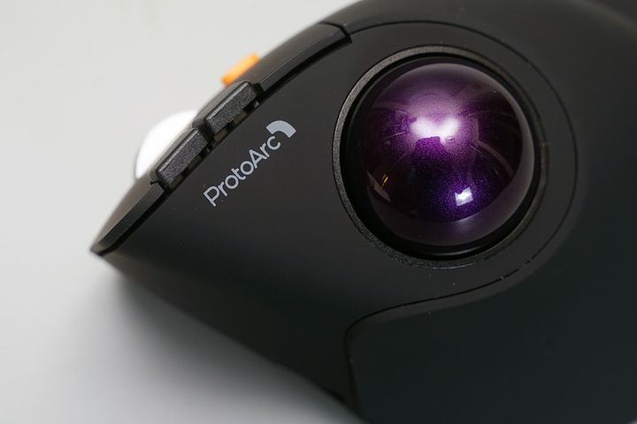 トラックボール自体も大型で操作しやすい。