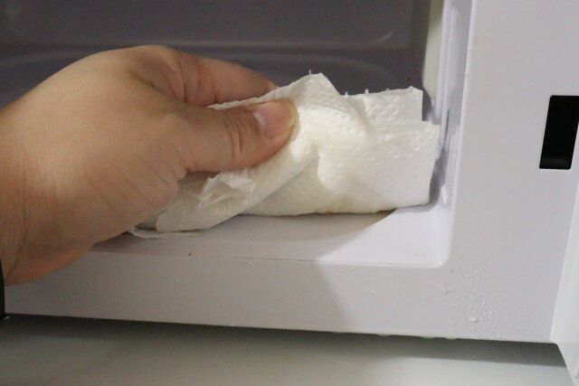 ダイソー アルカリ電解水クリーナー 詰め替え落ち落ちV 500ml 使用例 電子レンジ ふき取る