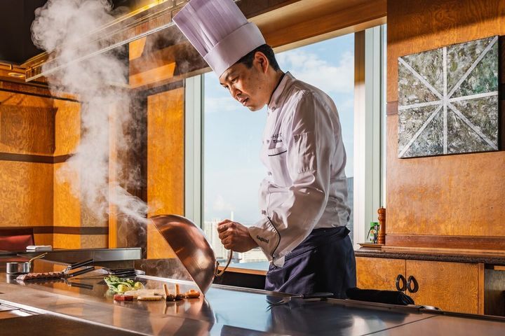 シェフが目の前で豪快に焼き上げる三大名牛