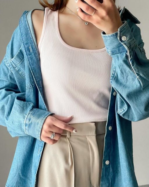 リブタンクトップを着たコーデ