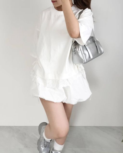 バブルヘムミニスカートを着たコーデ