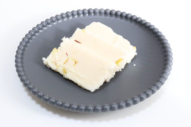 セリアのデザートが乗るPPプレート ティアラ 17.5cm