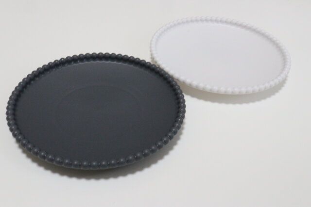 セリアの2色展開のPPプレート ティアラ 17.5cm