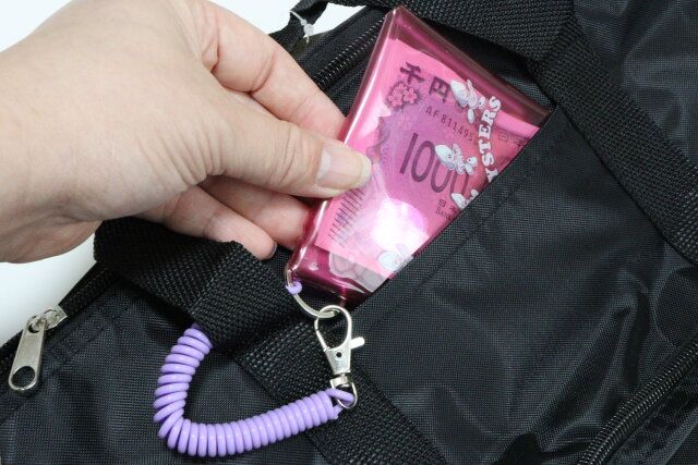 ダイソーのスプリング付クリアポーチ（ヤングオイスター）をカバンに付ける