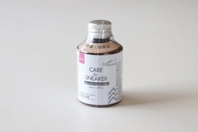 ダイソー スニーカークリーナー（ツヤ革、合皮用、50ml） パッケージ
