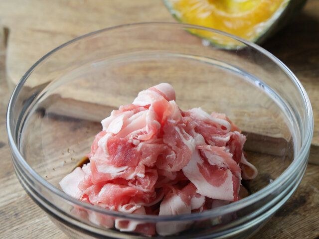 薄切り豚肉を入れて、和える。
