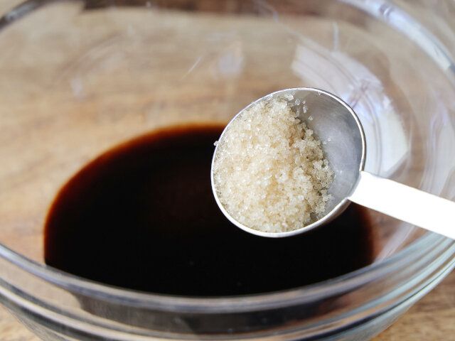 耐熱ボウルに、しょう油、みりん、砂糖を入れて混ぜる。