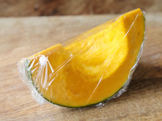 かぼちゃは、種とわたをスプーンなどで取り除き、水で洗ったらそのままラップに包む。