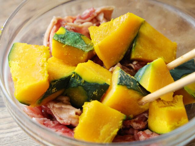 かぼちゃを3㎝ほどのひと口大に切って加える。