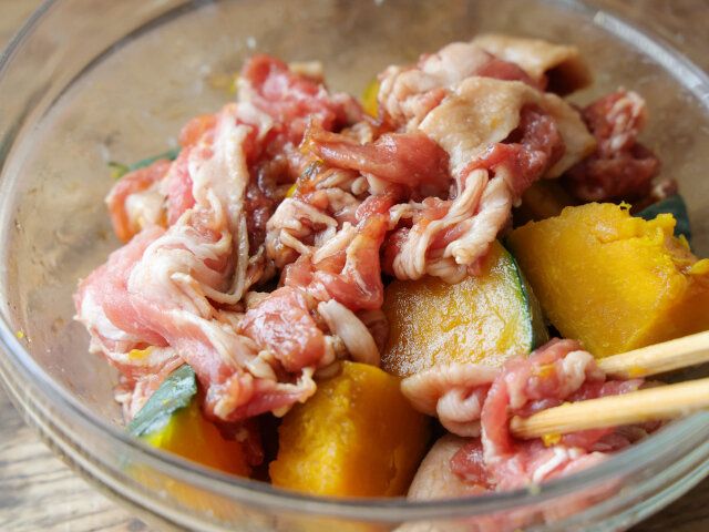 和えたらラップをして、電子レンジ600Ｗで4分加熱する。