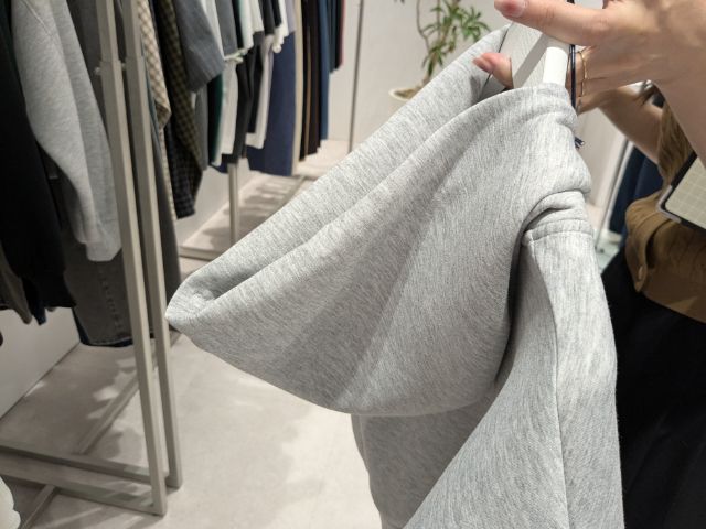 グレーのパフスウェットフルジップパーカのフード