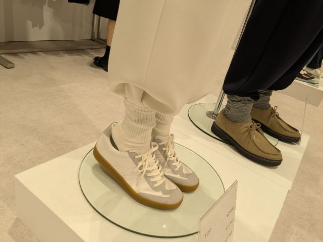 パフスウェットバギーパンツとスニーカー