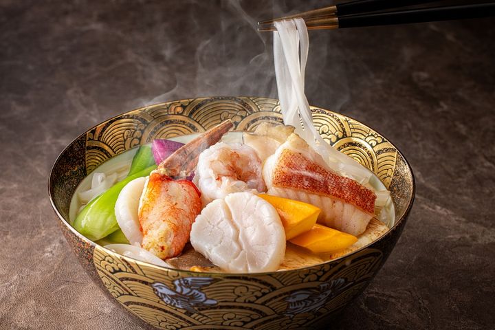 広東式フォー 海鮮と八ヶ岳麦芽赤鶏濃厚スープ