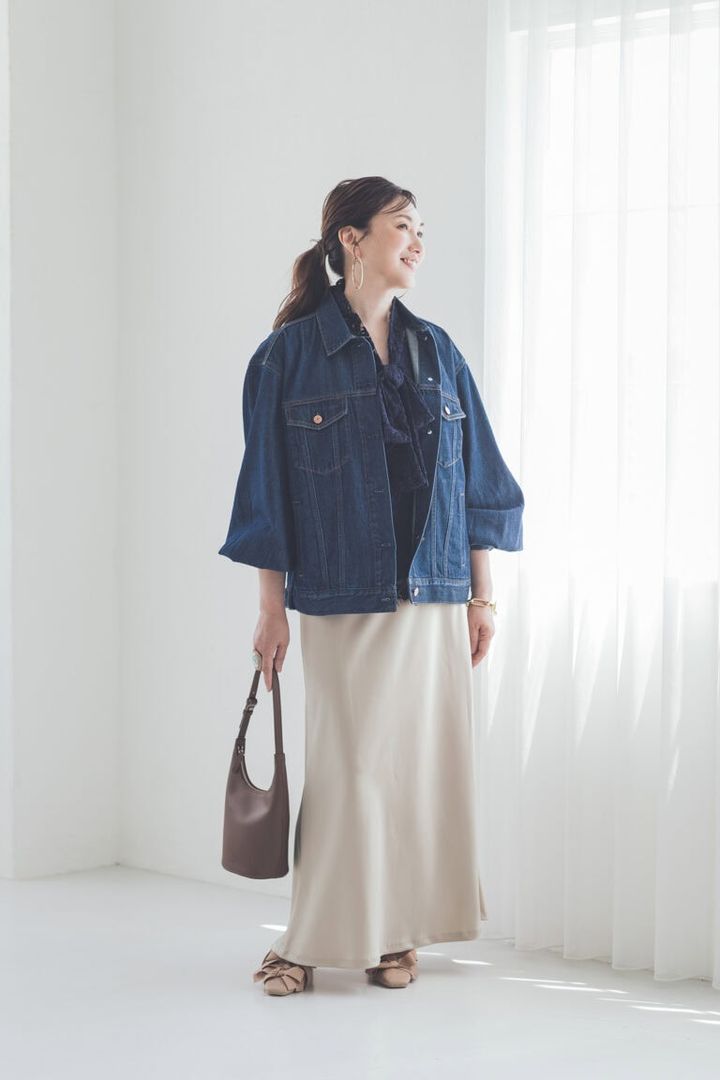 デニムジャケット¥15,900／ギャップ、ブラウス¥24,200／ドゥクラッセ、スカート¥22,000／ル フィル（ル フィル ニュウマン新宿）、バッグ¥33,000／ローソウル、サンダル¥26,400／ツル バイ マリコ オイカワ、ピアス¥14,300、ブレスレット¥27,500／ともにワンエーアールバイウノアエレ（ウノアエレ ジャパン）、リング¥30,780