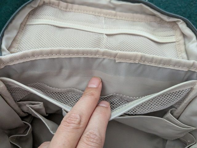 中央の仕切りパネルとメッシュポケット