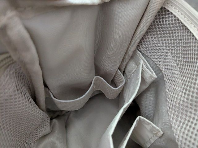 側面のゴムバンドにブラシやマスカラを立てて固定できる仕様