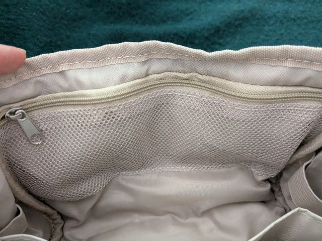 フタ裏のメッシュファスナーポケット