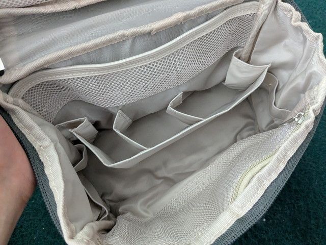 内装全体。中央の仕切りと周囲のポケットが見える