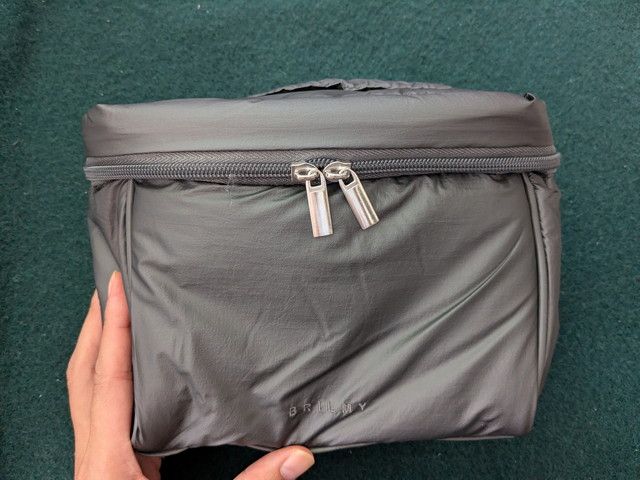 正面。ロゴと開閉しやすいダブルファスナー