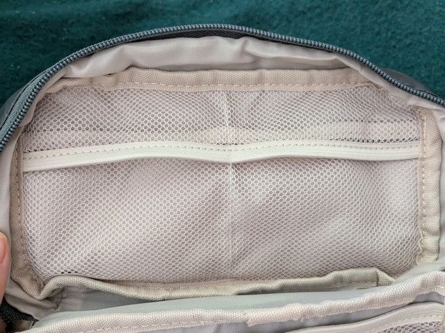 上下で重なるメッシュポケット（フタ裏）。落ちにくくサッと出し入れできる