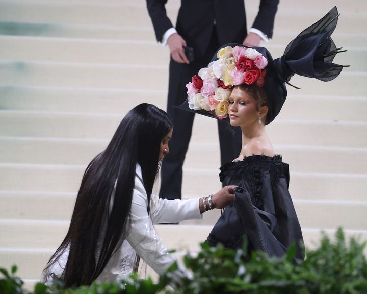 2023年のメットガラでは、ジョン・ガリアーノがデザインした1996年のジバンシィのブラックドレスを着用。華やかなフラワーのヘッドピースは、アレキサンダー・マックイーンの2007年春夏コレクションのショーに使用されたフィリップ・トレーシーのもの。