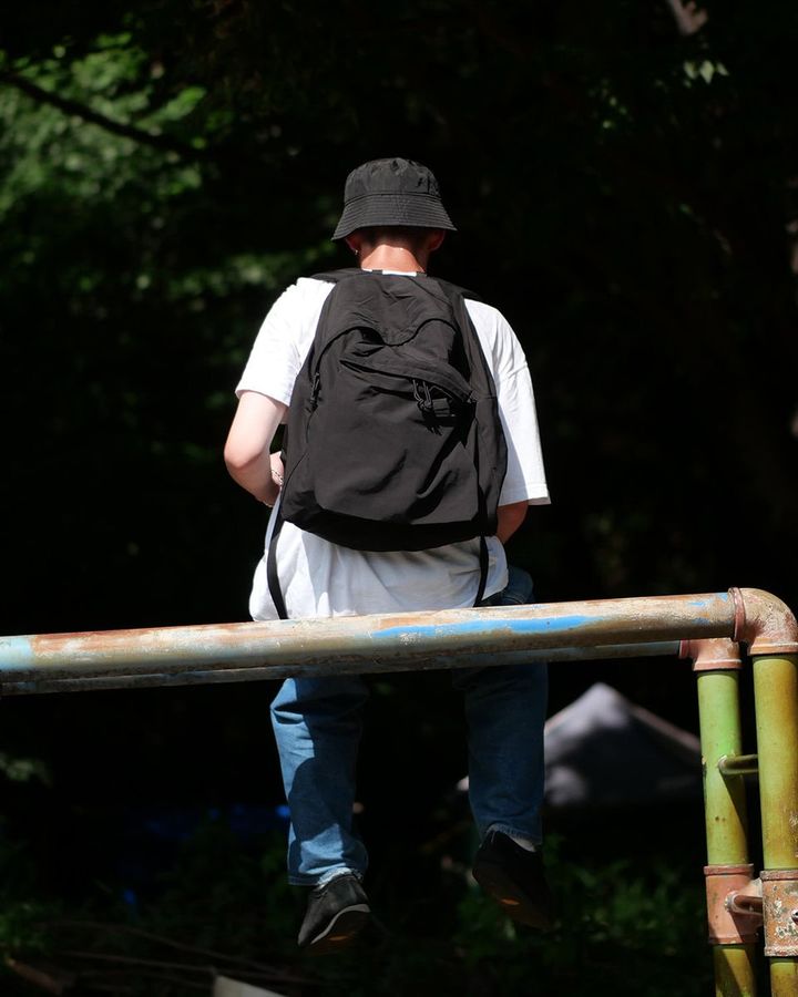 普遍的なシルエットに大容量を備えた「DELUXE PACK」は、 “究極のシンプルバックパック”として、日常から旅行まで幅広いシーンで活躍する。ぜひともコーディネイトに取り入れていただきたい。