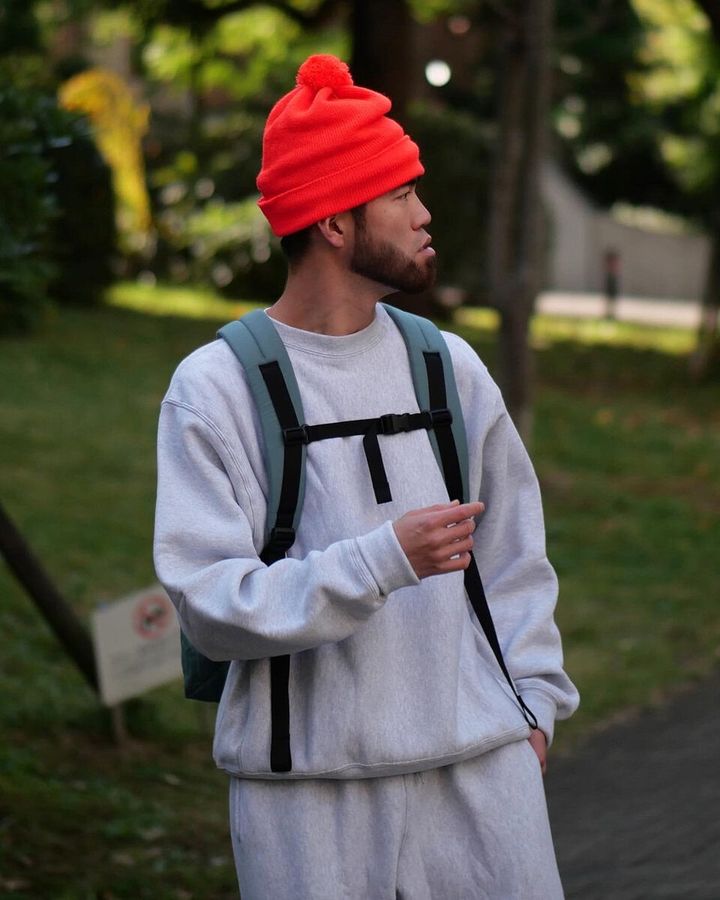 横幅を持たせた厚みのあるショルダーハーネスは、肩への負担を軽減し、緩やかなカーブを描く設計が背中に自然にフィット。必要に応じてチェストストラップを調整すれば、さらに安定した背負い心地を提供する。