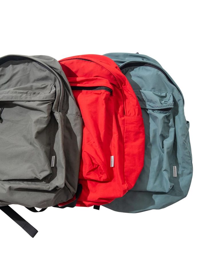 「街でデイリーユースできるバックパックを」そんな声から生まれたDELUXE PACKは、HIGH! STANDARD で展開以来、性別や年代を問わず幅広く支持されてきた名作。一見すると柔らかな丸みを帯びたシルエットながら、その収納力は 36ℓ。通常、この容量のバックパックは縦長でアウトドア色が強くなりがちな一方で、本作はあえて横にもバランスよく広げ、誰にとっても馴染みやすいフォルムを実現。