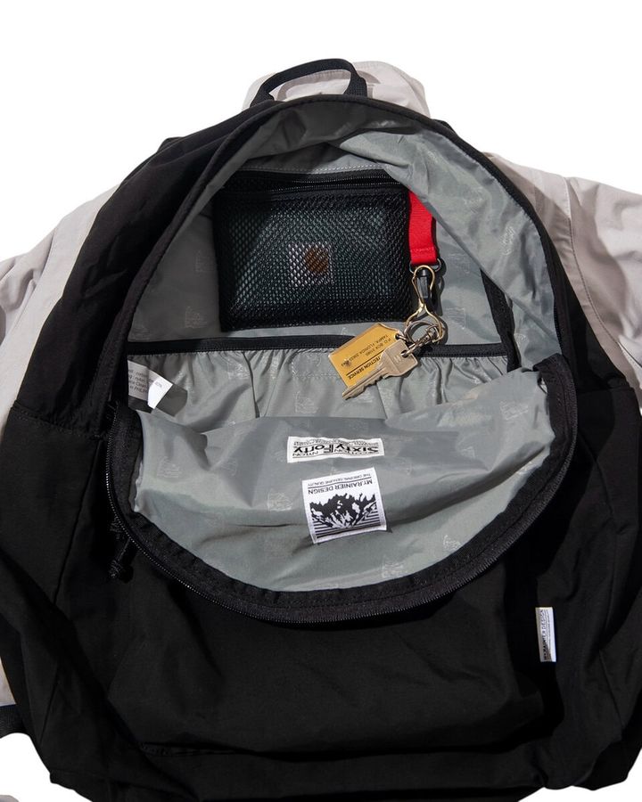 一見すると柔らかな丸みを帯びたシルエットながら、その収納力は 36ℓ。通常、この容量のバックパックは縦長でアウトドア色が強くなりがちな一方で、本作はあえて横にもバランスよく広げ、誰にとっても馴染みやすいフォルムを実現。