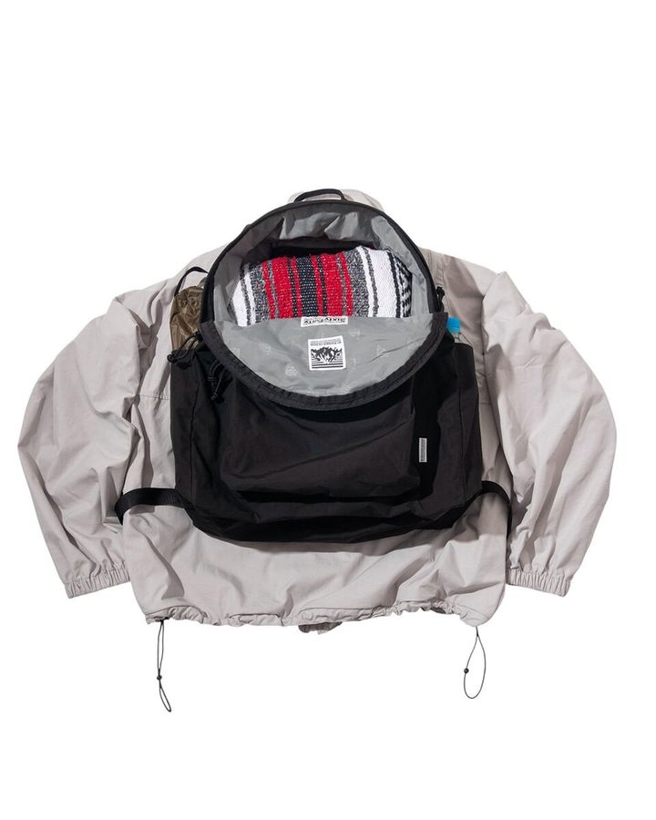 内部にはメッシュポケットやストラップフック、PC や書類を分けられる仕切りを装備。サイドポケットには 500ml のペットボトルや折り畳み傘をすっきりと収納可能。内装カラーをグレーにすることで暗所でも荷物を探しやすく、細部に至るまで使用者の利便性を追求している。