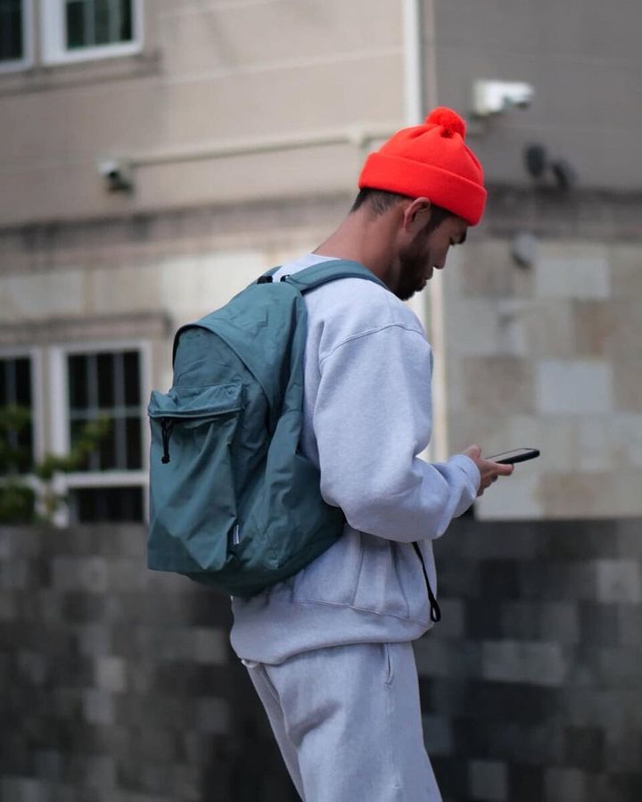 背面はシンプルな仕立てで、フロントにはギア感漂うポケットを配置。ミニマルと本格志向が同居するこのコントラストが、発売から年月を経た今なお多くの人に愛され続ける理由のひとつだ。