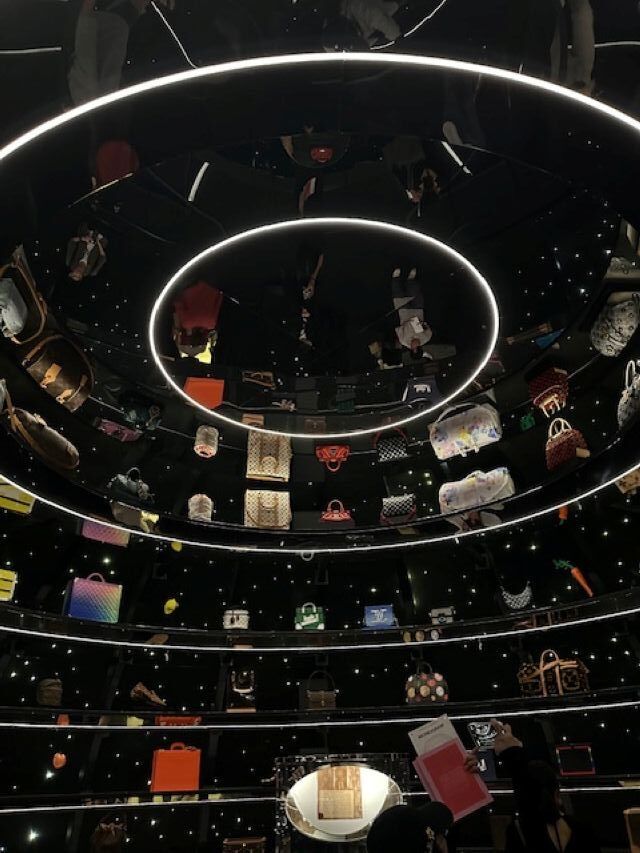 ルイ・ヴィトン『ビジョナリー・ジャーニー』展 モノグラムのバッグが宙に浮かんでいる展示