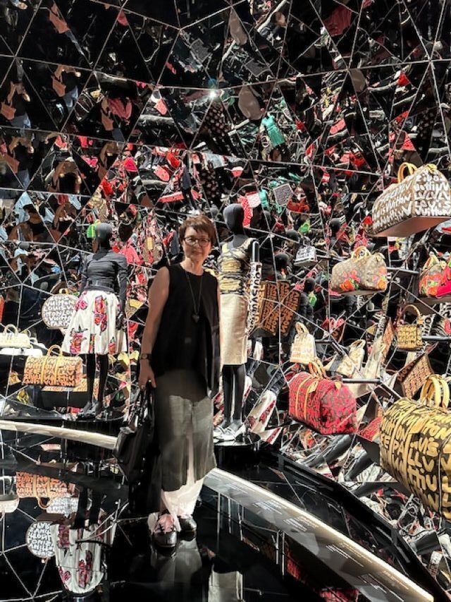 ルイ・ヴィトン『ビジョナリー・ジャーニー』展 コラボアイテムが並ぶエリア