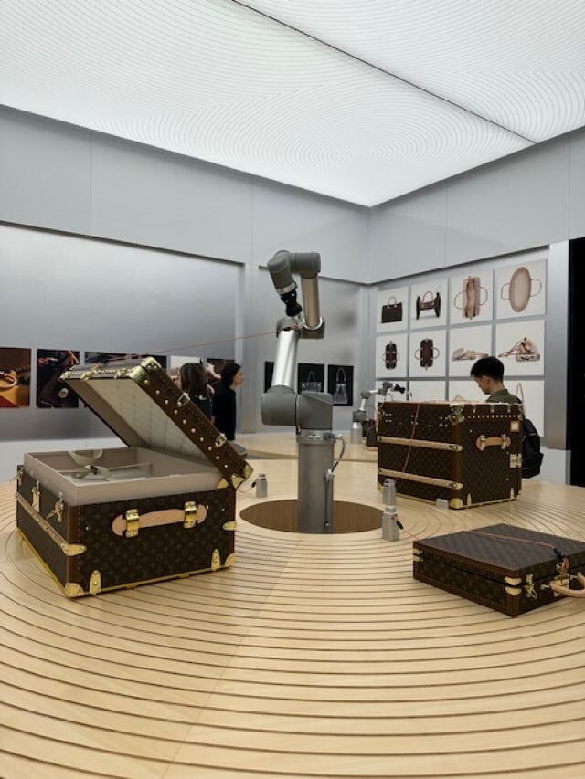 ルイ・ヴィトン『ビジョナリー・ジャーニー』展 バッグの強度や耐久性をテストする測定ロボット