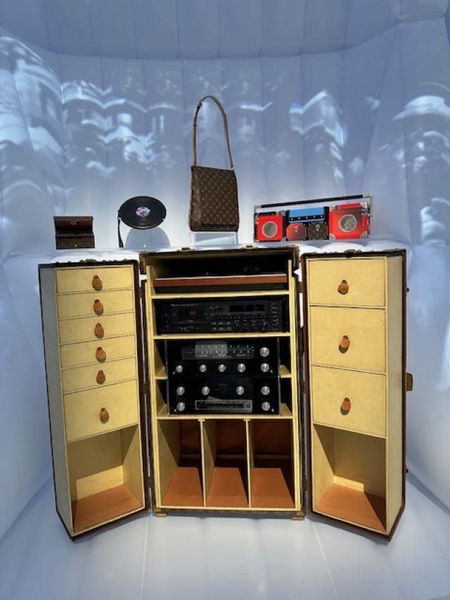 ルイ・ヴィトン『ビジョナリー・ジャーニー』展 坂本龍一さん特注品のモノグラムのオーディオトランク