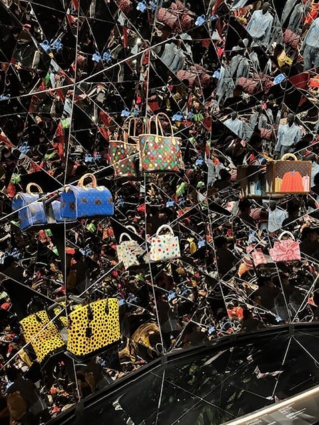 ルイ・ヴィトン『ビジョナリー・ジャーニー』展 コラボアイテムが並ぶエリア