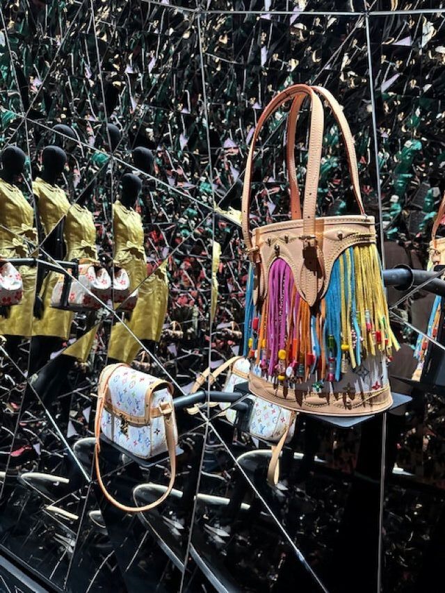 ルイ・ヴィトン『ビジョナリー・ジャーニー』展 コラボアイテムが並ぶエリア