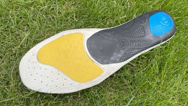 グリップや耐久性がアップ！シダスのサッカー専用インソール「フットボール3D」、リニューアルモデルを使ってみた