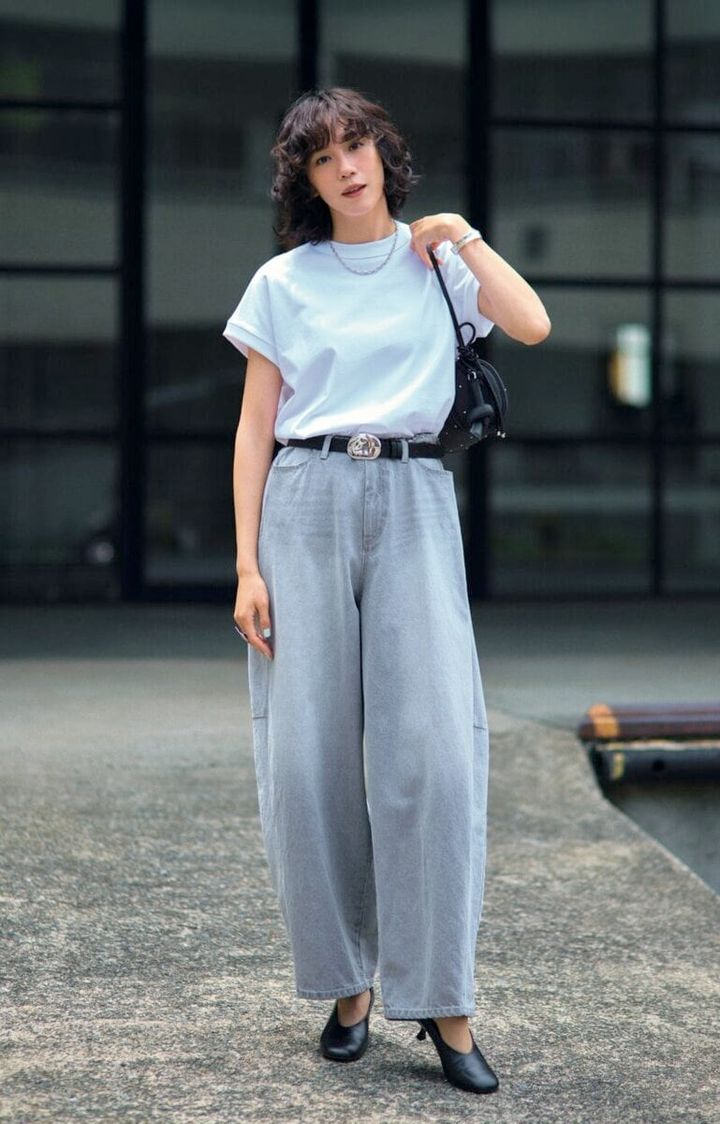 Tシャツ1万8700円（エイトン／エイトン 青山） パンツ1万7930円（メゾンスペシャル／メゾンスペシャル 青山店） ネックレス6万3800円（リューク） バングル11万円（ YArKA ）、リング4950円（ieLS／ともにロードス） ベルト1万6500円（ジャミレイ／エルディスト ショールーム） バッグ3万6300円（ヴァジック／ヴァジックジャパン） シューズ2万7500円（ピモンテ）