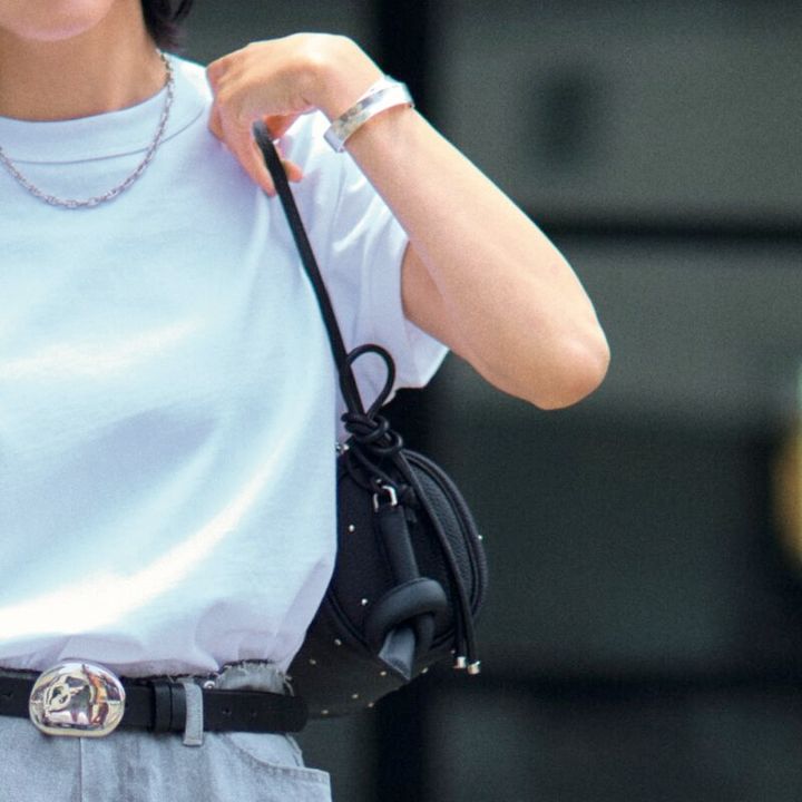 Tシャツ1万8700円（エイトン／エイトン 青山） バッグ3万6300円（ヴァジック／ヴァジックジャパン） シューズ2万7500円（ピモンテ）