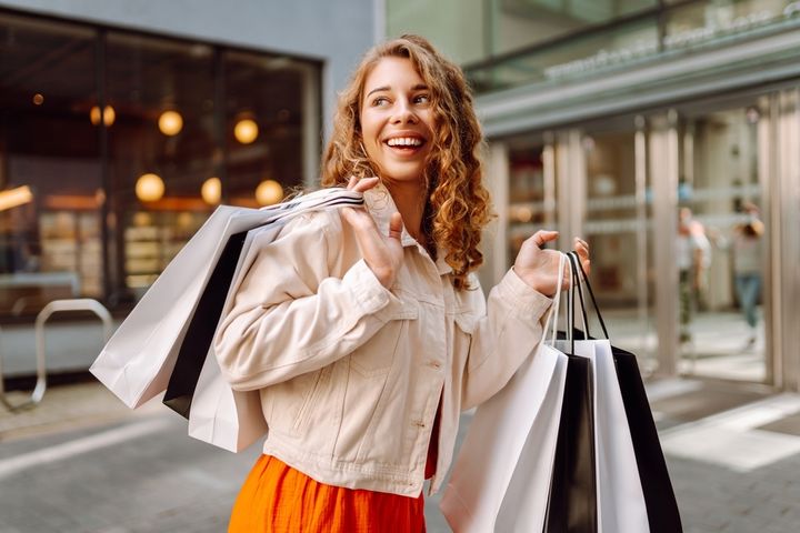 買い物袋を持って笑顔の女性