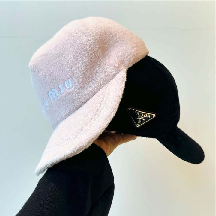 ミュウミュウとプラダのキャップ