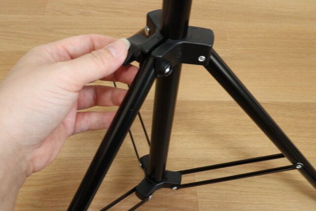 ダイソーのスチール製自立式一脚（1.5m）のネジを締める