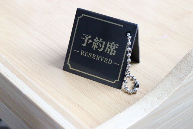 セリアの予約席キーホルダーはミニチュアの撮影におすすめ